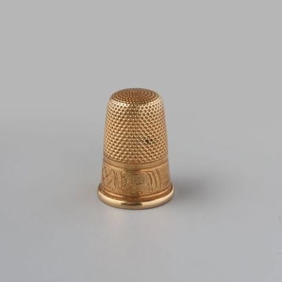 Dé en or ciselé 750 °/°°. Poids. 4,82 g