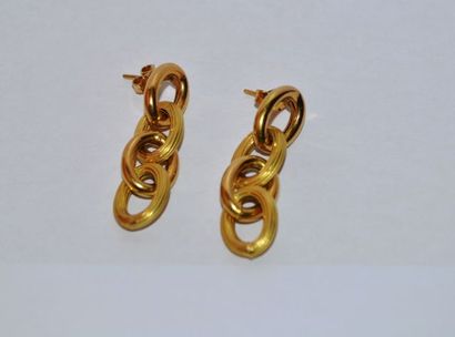 Paire de pendants d'oreilles en or deux tons...