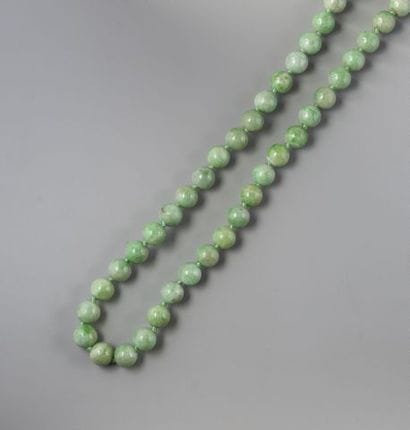 Collier de boules de jade jadéite, fermoir...
