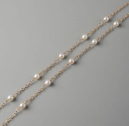 Chaîne en or 750 °/°° ponctuée de perles...