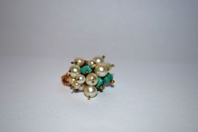 Bague torsadée en or 750 °/°° ponctuée de...