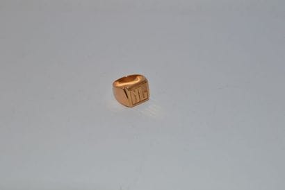 Bague chevalière en or 750 °/°° chiffrée....