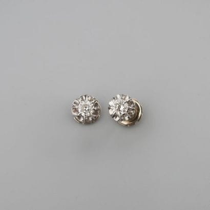 Paire de puces d'oreilles en or gris 750°/°°...