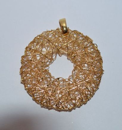 Pendentif disque en or 750 °/°°. Poids. 14,4...