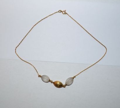 Collier en or 750 °/°° centré de trois olivettes...