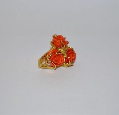Bague en or 750 °/°° à motif de trois roses...