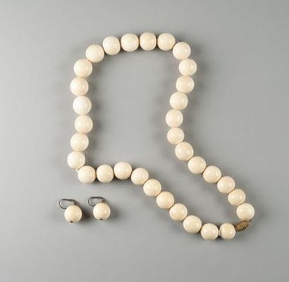 Demi-parure comprenant un collier et une...