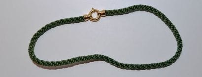 Collier de fils tressés rehaussés d'un fermoir...