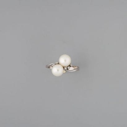 Bague croisée en or gris 750 °/°° sertie...