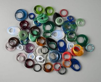 Lot de pâtes de verre et pierres décoratives...