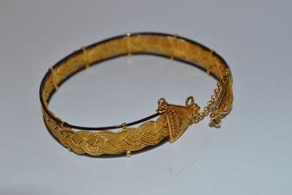 Bracelet jonc ouvrant en or tressé 750 °/°°....