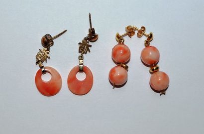 Lot de deux pendants d'oreilles en or 375...