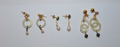 Lot de trois paires de pendants d'oreilles...