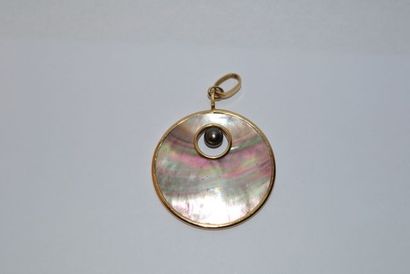 Pendentif moderniste en or 750 °/°° centré...