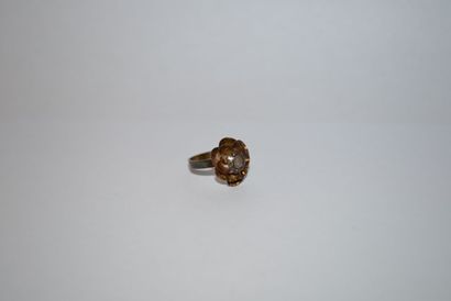 Bague en or 585 °/°° centrée d'une rose couronnée....