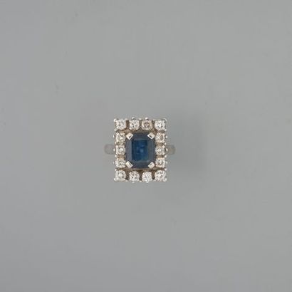 Bague en or gris 750 °/°° sertie d'un saphir...