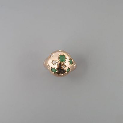 Bague boule en or 750 °/°° serti étoilé d'émeraudes...