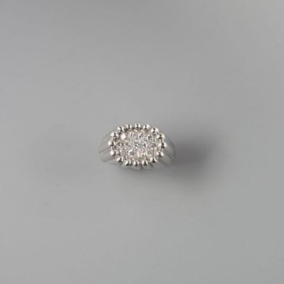 Bague chevalière godronnée en or gris 750...