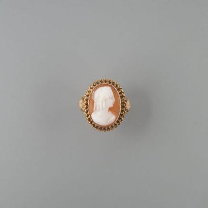 Bague en or 750 °/°° sertie d'un camée coquillage...