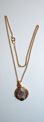 Collier et son pendentif coussin en or 750...