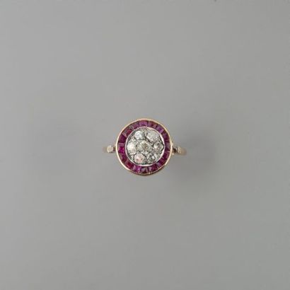 Bague coussin en or 750 °/°° sertie d'un...