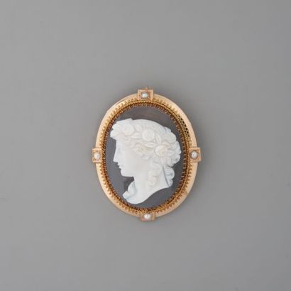 Broche en or 750 °/°° ornée d'un camée agate...