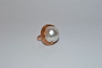 Bague en or 585 °/°° orné d'une perle de...