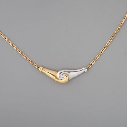 Collier draperie deux ors 750 °/°° centré...