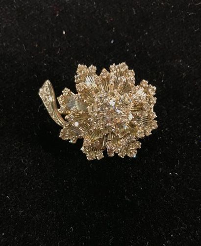 Broche fermoir feuillagée en or gris 750...