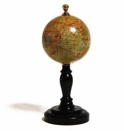Petit globe d'étude. Montage polaire sur...