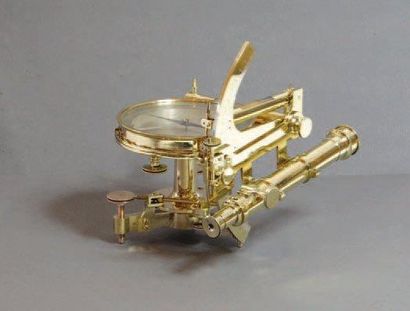 Boussole de relèvement en laiton poli. Platine...