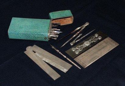 Etui d'instruments de dessin technique. Règle,...