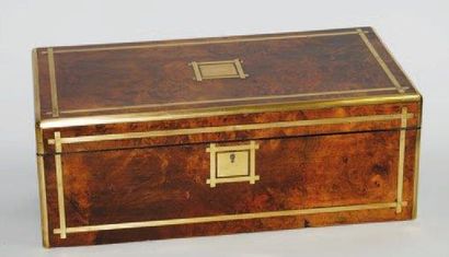 Ecritoire de voyage en loupe d'orme ceinturée...
