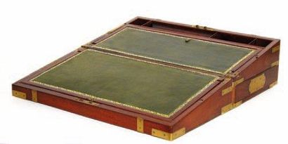Ecritoire en acajou cornée de laiton. Sous-main...