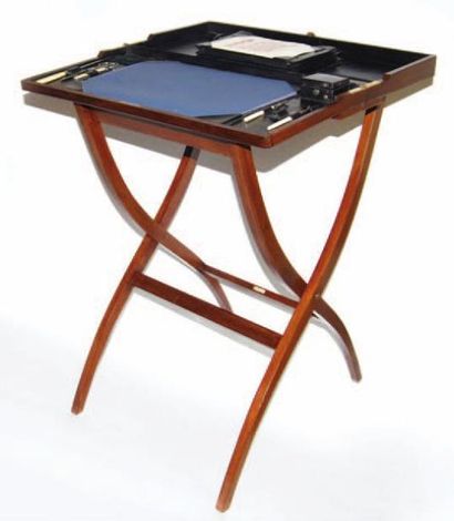 Bureau de voyage repliable en acajou. Intérieur...