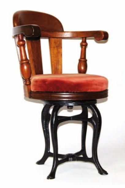 Fauteuil de salon en acajou. Pied en fonte...