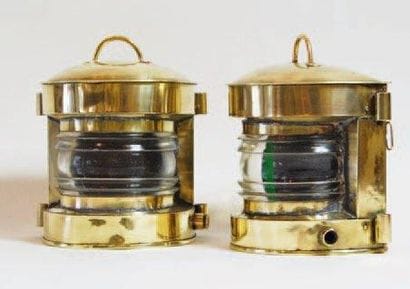 Paire de fanaux en laiton dont un babord...