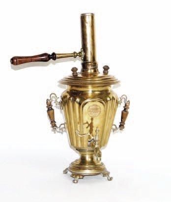 Samovar en laiton jaune doré pour eau. Cheminée...