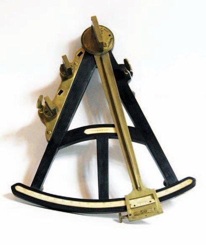 Octant en ébène, ivoire et laiton. Visée...