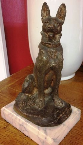 Bronze, chien berger, signé M. Fiot, hauteur...
