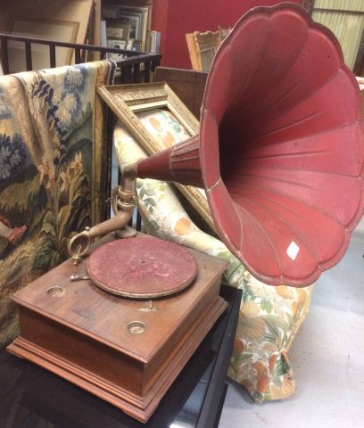 Phonographe en l’état, pavillon rouge.