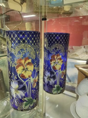 Paire de vase en verre bleu à décor émaillé...