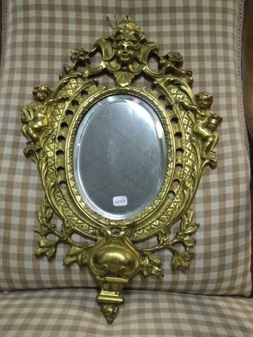 Petit miroir biseauté en bronze doré à décor...