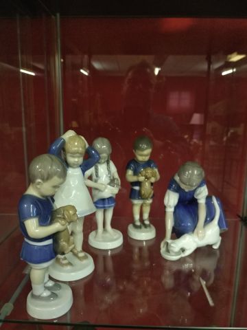 Cinq sujets en porcelaine polychrome
Danemark...