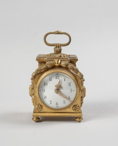 Pendulette en bronze doré.