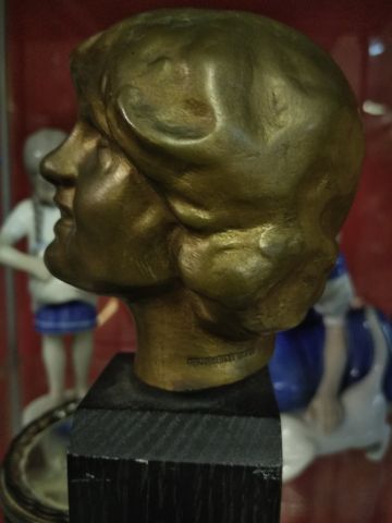 Ecole suédoise
Tête de jeune femme souriant
bronze...