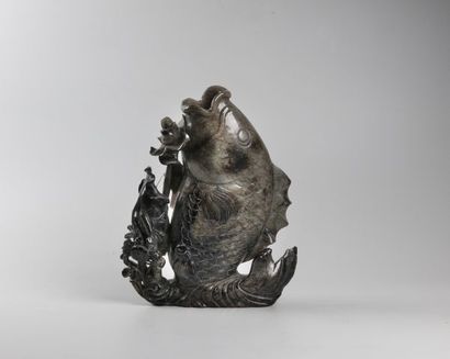 Vase en serpentine représentant un poisson.
H....