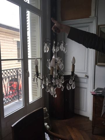 Lustre à pendeloques à quatre bras de lumière....