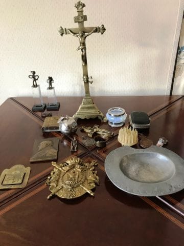Fort lot comprenant : un crucifix en bronze,...