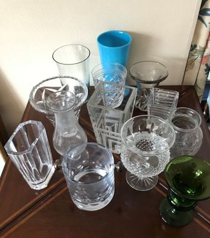 Lot de verrerie comprenant huit vases, un...